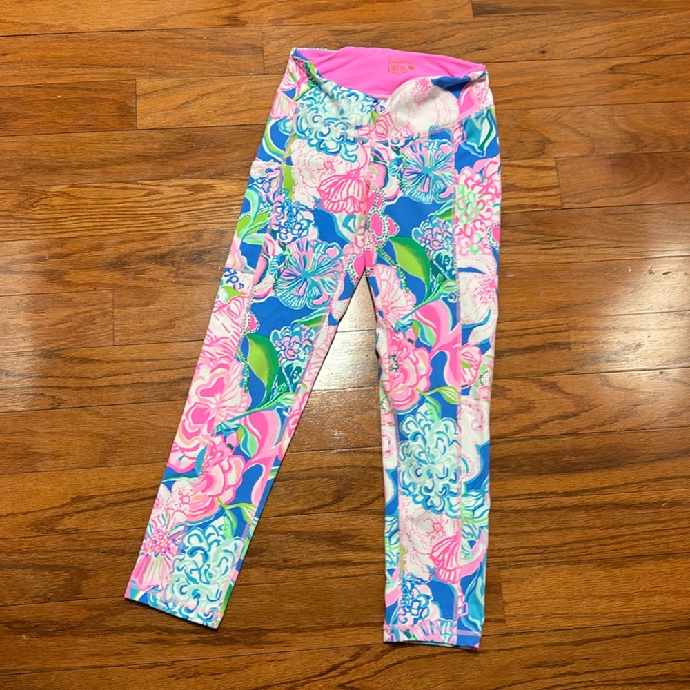 Lilly Pulitzer leggings with the side pocket. Gently worn